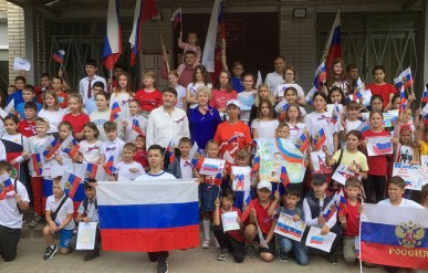 Большой флешмоб и праздничный концерт: Обнинск отмечает День флага России